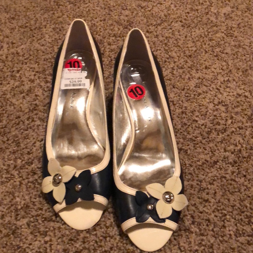 MEtienne Aigner size 10 navy blue/ off-white